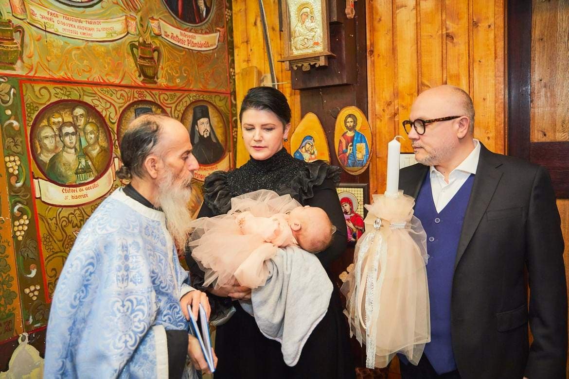 Fotografii cu slujba botezului de la Manastirea din Poiana Brasov