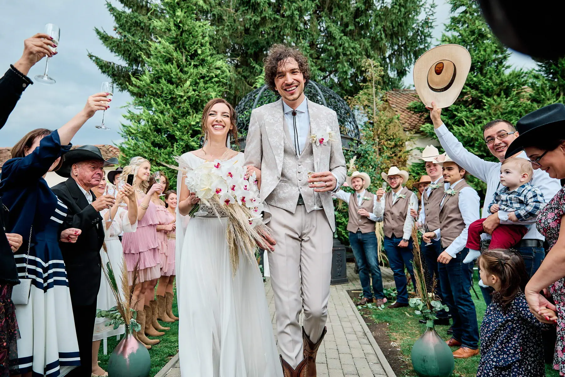 Moment vesel cu invitatii la o nunta memorabila langa piscina Conacului Heldsdorf