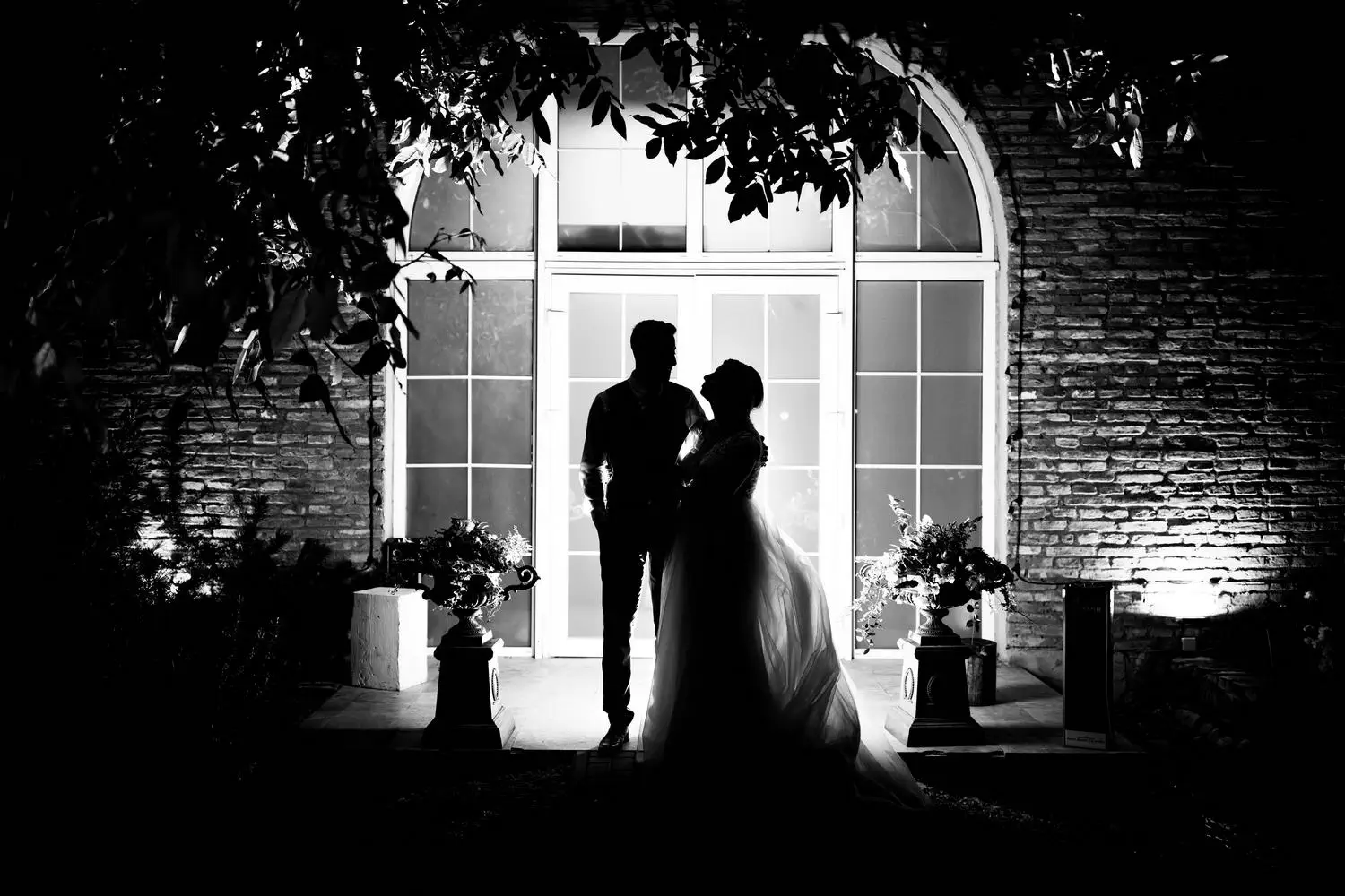 Silueta miri in fata intrarii in sala de nunta a Conacului Heldsdorf stil artistic