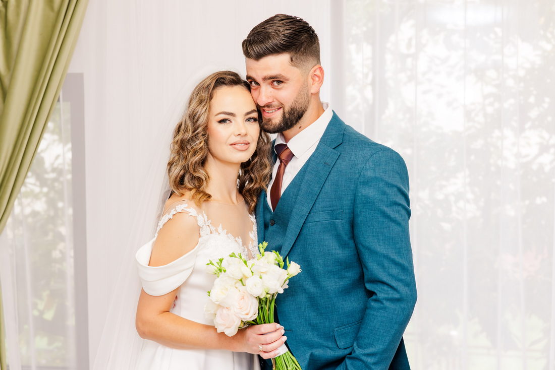 Mire Si Mireasa Cu Buchetul De Nunta