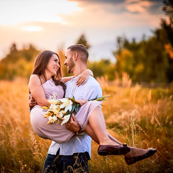 Ședință Foto Save The Date în Natură Lângă Brașov La Apus